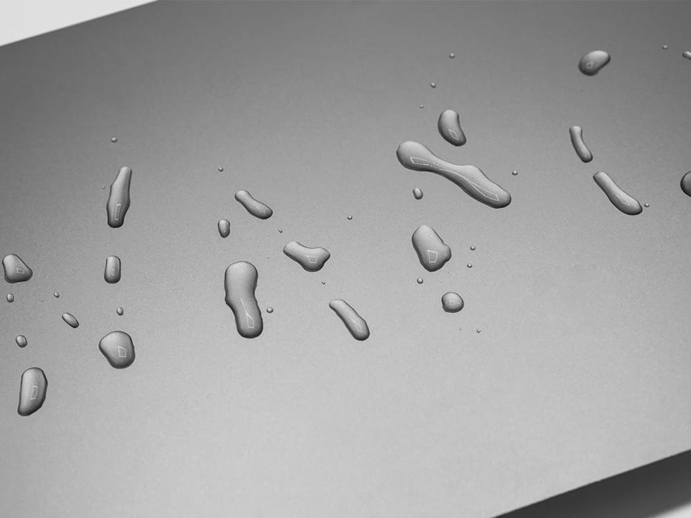 Beads 3 gestraald RVS met heldere nanoINOX-coating, waterdruppels demonstreren de anti-vingerafdruk werking