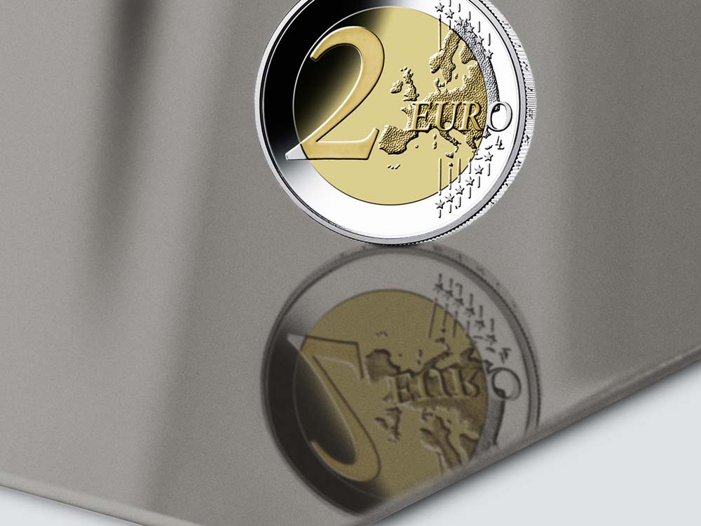 Super Mirror 8 RVS plaat met donkere spiegelende PVD Black-TiN coating, muntstuk-reflectie toont de spiegelvlakheid