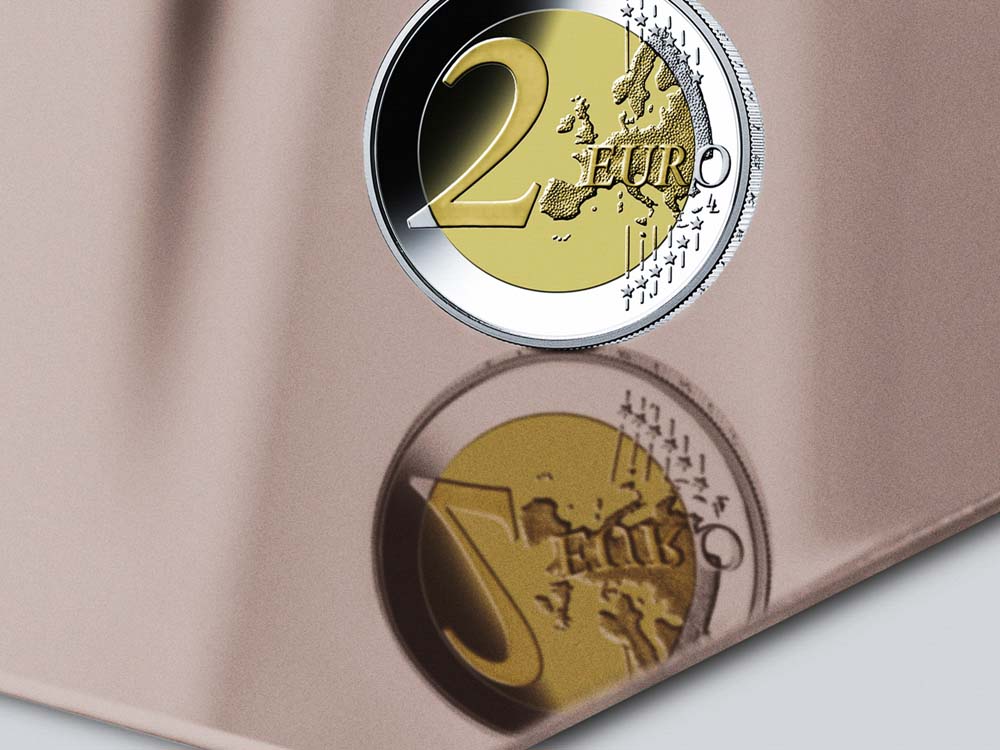 Super Mirror 8 RVS plaat met bruinbeige PVD Bronze-TiN coating, muntstuk-reflectie toont de spiegelvlakheid