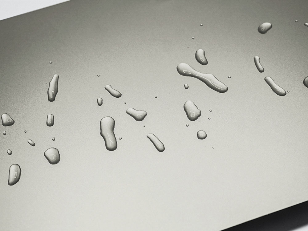 RVS plaat met Beads-afwerking en Champagne Classique coating, waterdruppels parelen af over het oppervlak