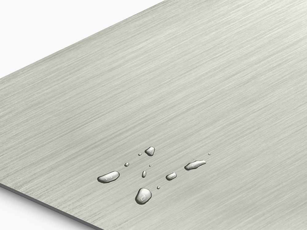 RVS plaat met Hairline-afwerking en Champagne Classique coating, waterdruppels tonen het anti-vingerafdruk effect