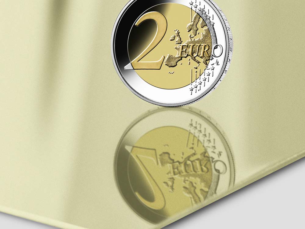 Super Mirror 8 RVS plaat met zachtgele PVD Champagne-TiN coating, muntstuk-reflectie toont de spiegelvlakheid