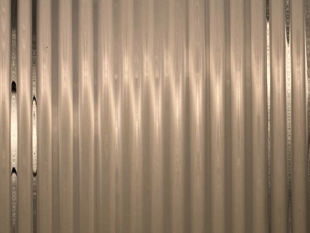 Corinth patroon in RVS met warme bruinbeige PVD Bronze-TiN coating