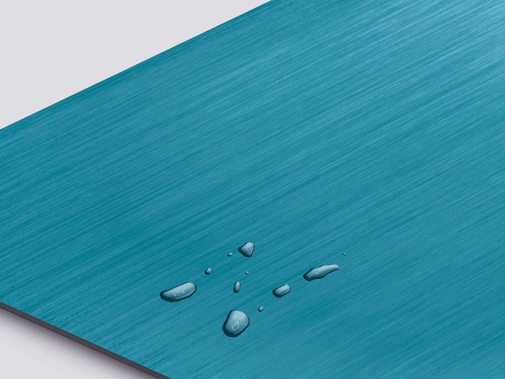 Blauw Anti Fingerprint RVS in Deep Blue-tint op Hairline-afwerking, waterdruppels parelen af op het oppervlak