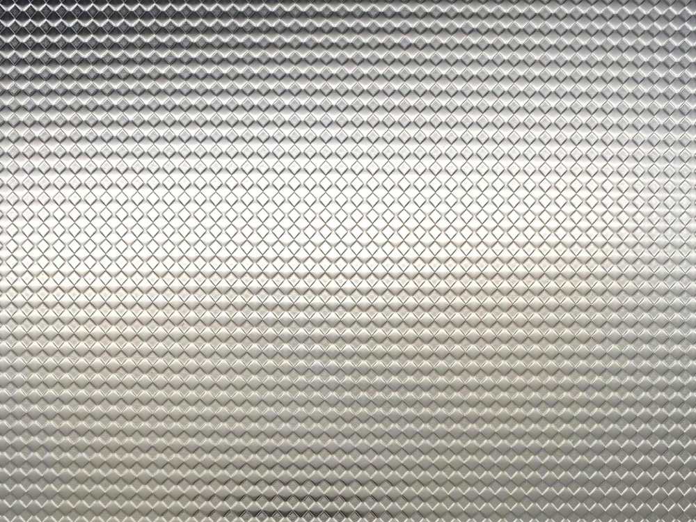 Diamantmotief RVS plaat, close-up van het ruitpatroon
