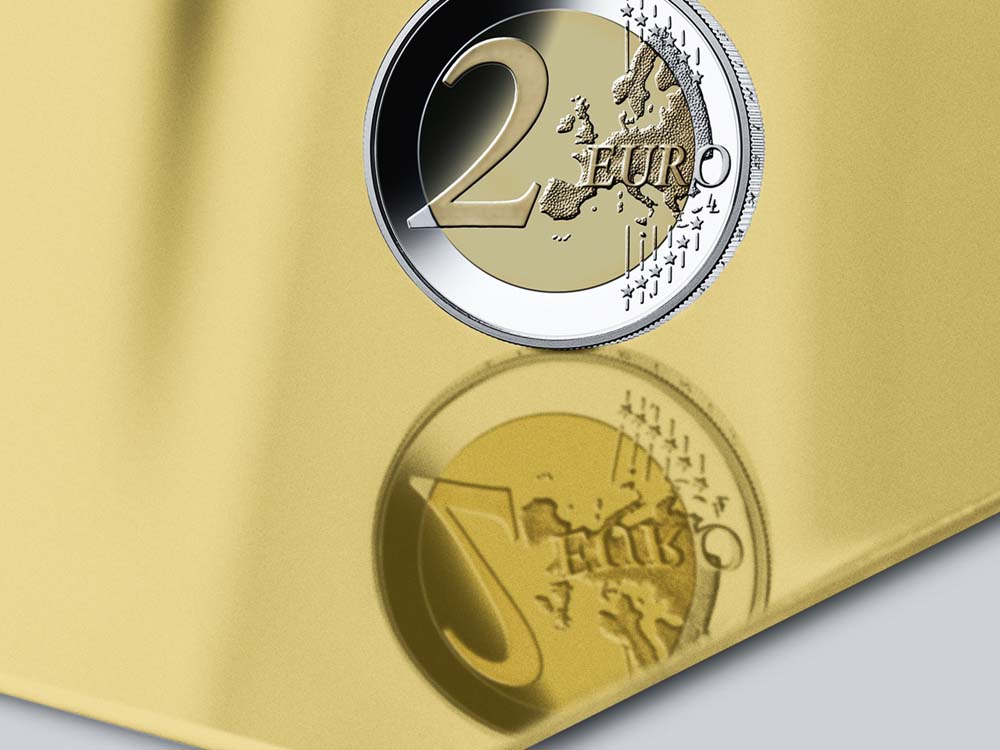 Super Mirror 8 RVS plaat met gouden PVD Gold-TiN coating, muntstuk-reflectie toont de spiegelvlakheid