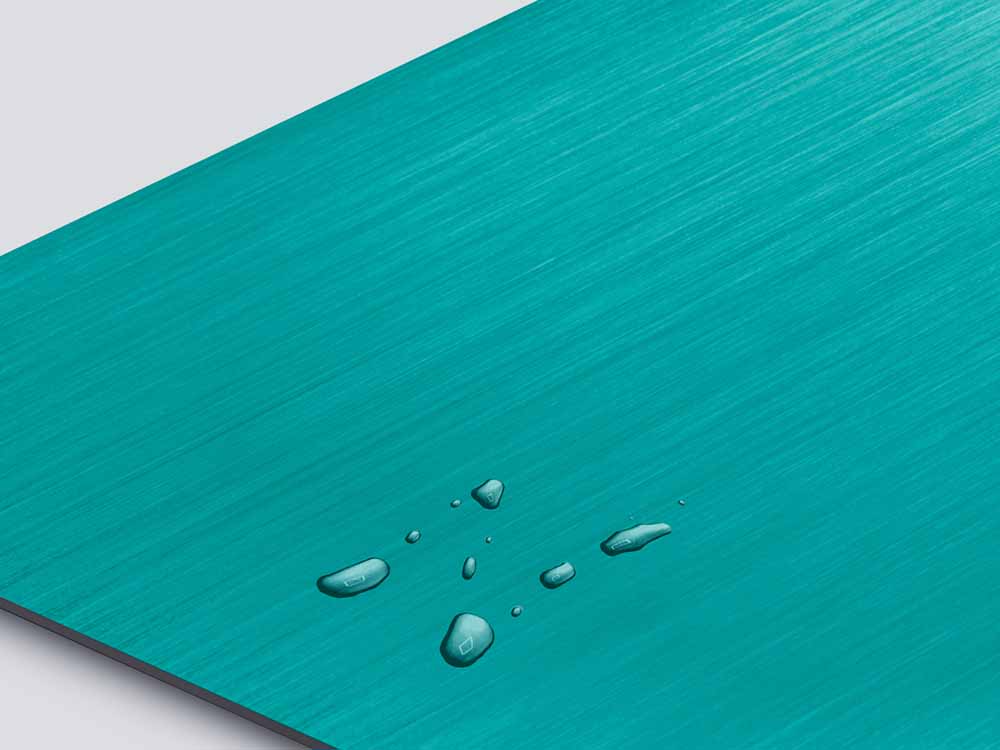 Hairline 1 RVS plaat met turquoise nanoINOX Blue Electrum-tint, waterdruppels tonen de anti-vingerafdruk werking
