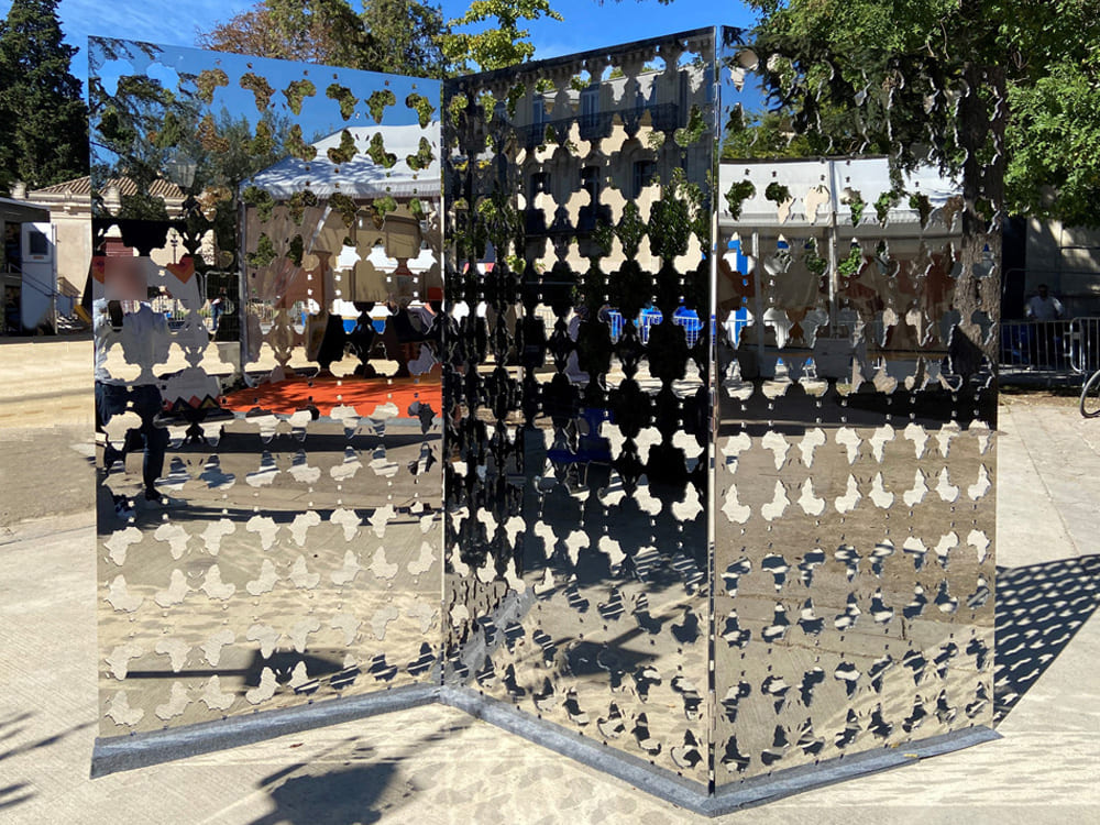 Marine Mirror 9 RVS 316 plaat, lasergesneden in een kunstinstallatie op een plein