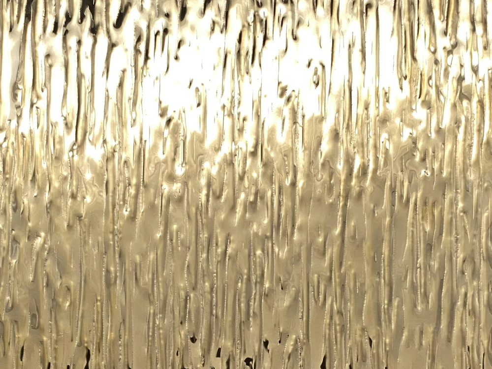 NAIAD patroon op Super Mirror 8-basis met een gedempte goudbeige PVD-tint