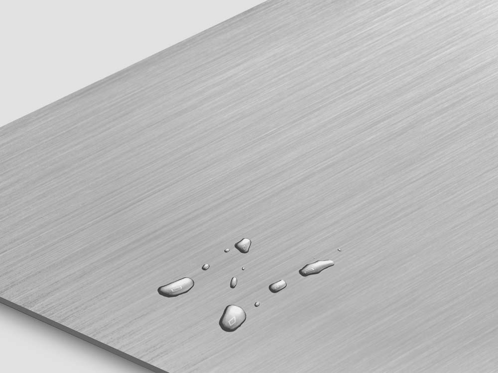 Clear anti-fingerprint coating op Hairline RVS, waterdruppels tonen het easy-to-clean-effect