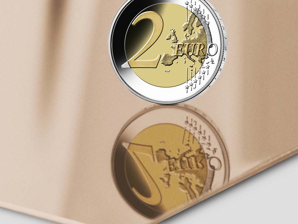 Super Mirror 8 RVS plaat met koperkleurige PVD Rose Gold-TiN coating, muntstuk-reflectie toont de spiegelvlakheid