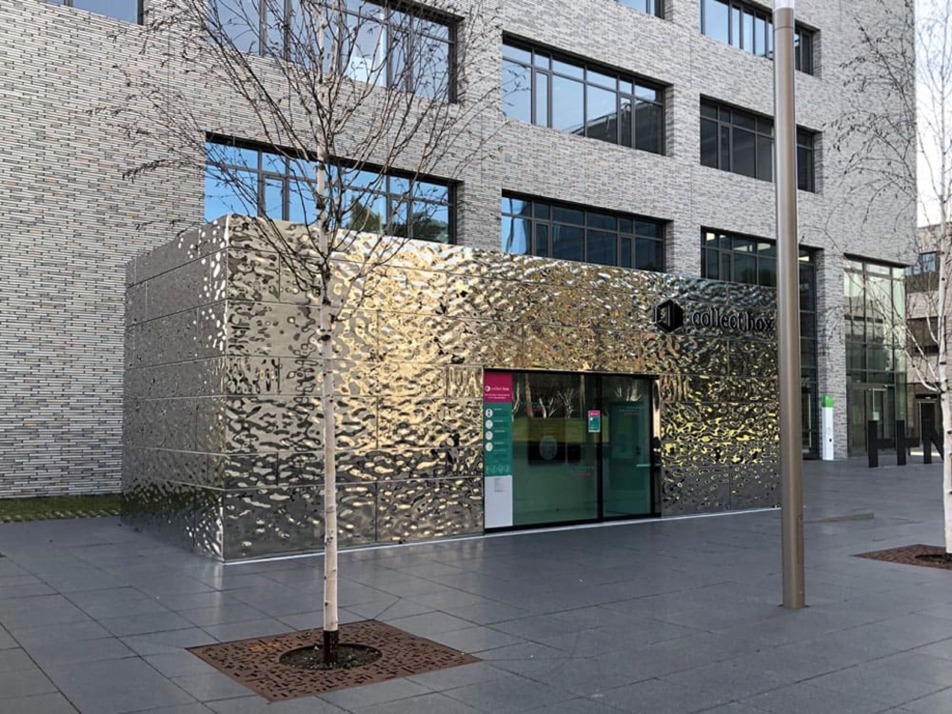 RVS gevelbekleding met reliëfpatroon in een architectonische toepassing