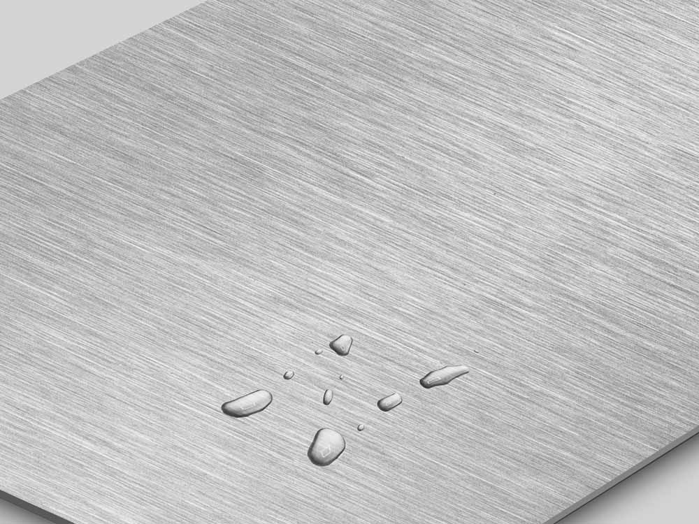 Satin 1 satijn geslepen RVS met heldere nanoINOX-coating, waterdruppels demonstreren de anti-vingerafdruk werking