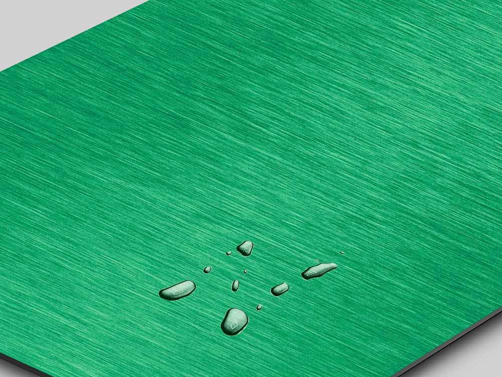 Satin 1 satijn geslepen RVS met heldergroene nanoINOX Spring Green-tint, waterdruppels tonen de anti-vingerafdruk werking