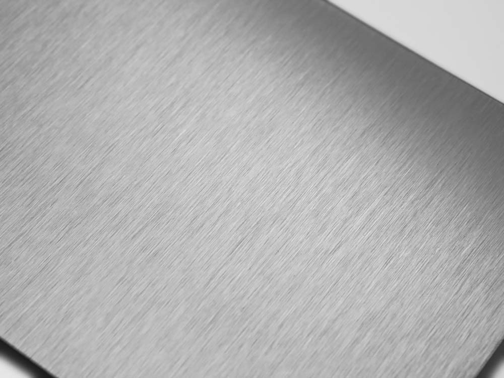 Satin 5 RVS plaat als fysiek object, in perspectief gefotografeerd