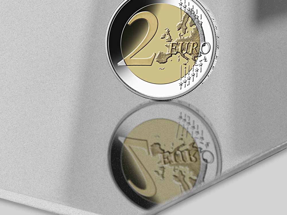 2-euromunt met heldere spiegelreflectie op hoogglans gepolijste RVS plaat in Mirror 7