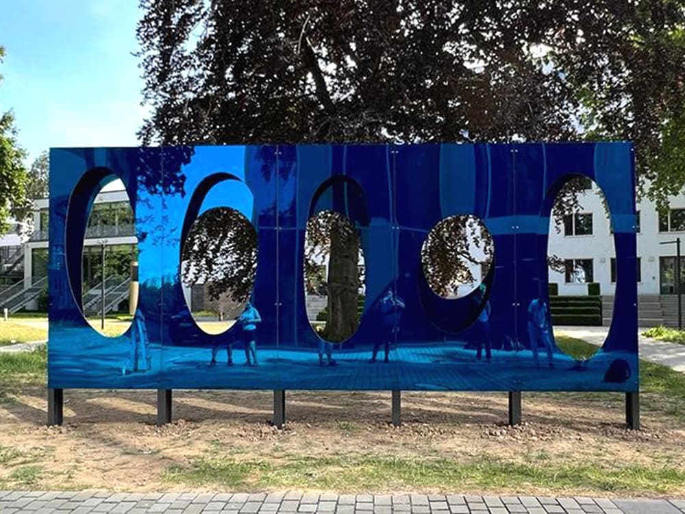 Super Mirror 8 RVS plaat met diepblauwe nanoINOX-tint, toegepast in kunstwerk