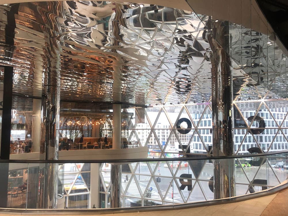 Super Mirror 8 RVS plaat als spiegelende wandbekleding in modern paviljoen