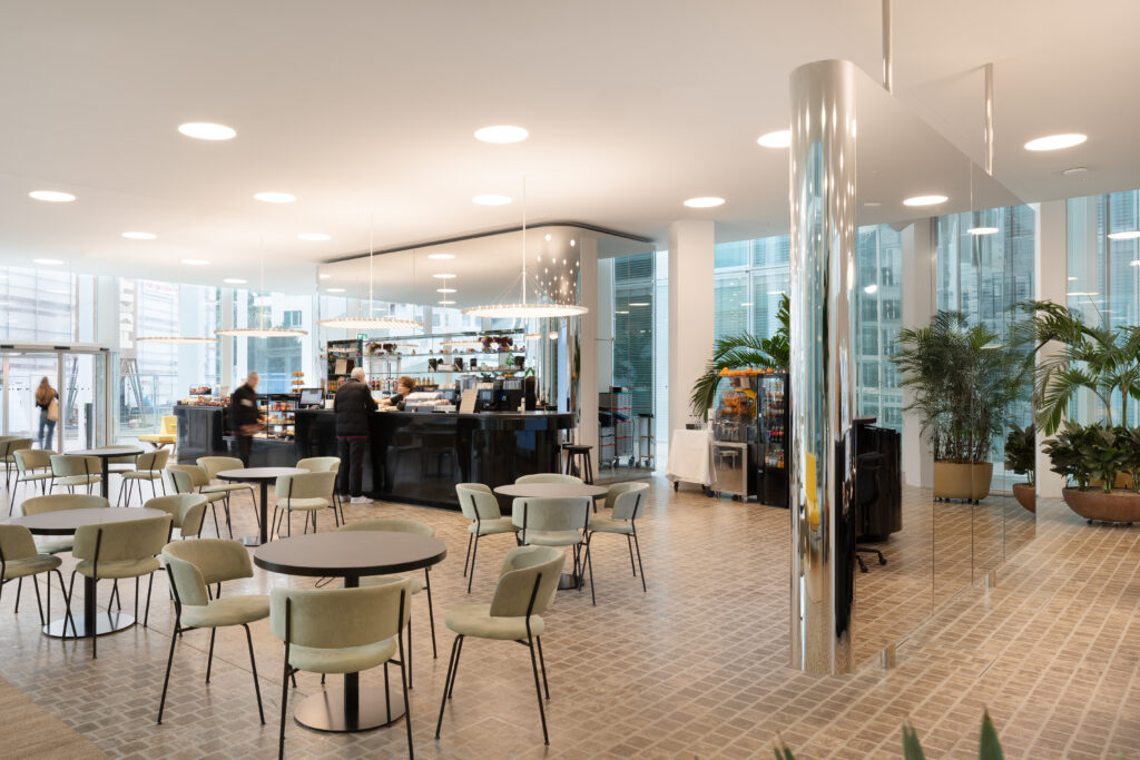Super Mirror 8 RVS plaat toegepast als spiegelende kolom in horeca-interieur