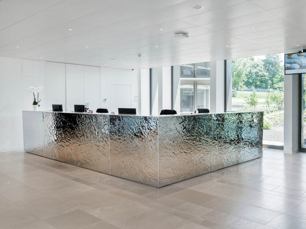 Receptiebalie bekleed met spiegelende RVS-plaat (Water Ripple Super Mirror)