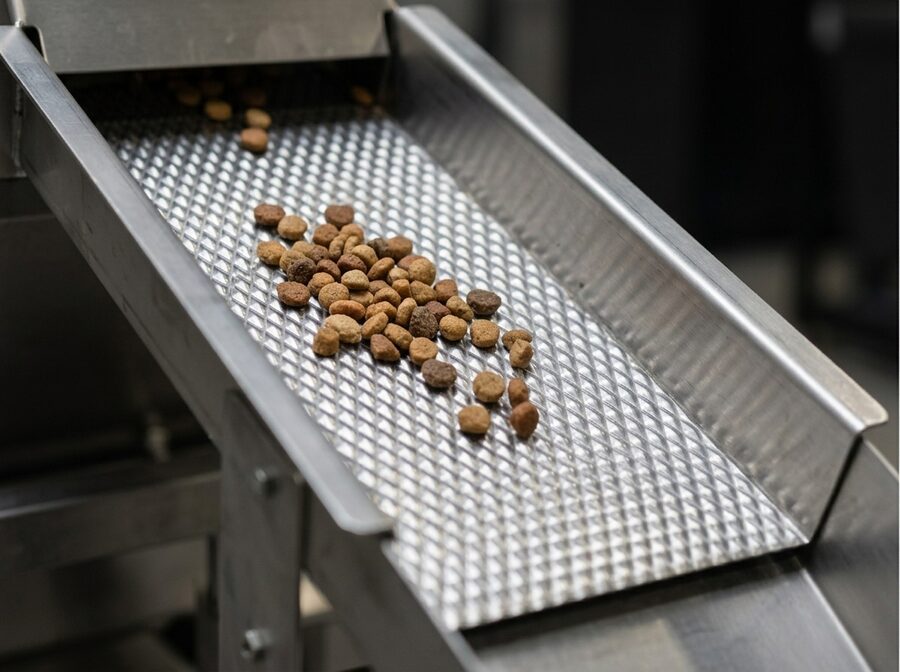 Schuine RVS-goot met 7WL wafelplaat als voering op de bodem en droge brokjes op het reliëf